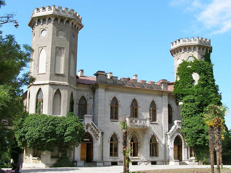 Во время отдыха в санатории, не забудьте посетить музей Л. Н. Толстого, расположенный в замке князя А. Н. Голицына (приемное отделение санатория).