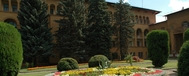 Санаторий Москва - цветник,хвойные и лиственные деревья окружают корпуса здравницы