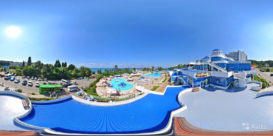 ​Это уникальный гостиничный комплекс категории 3*, расположенный в курортном поселке Лоо Лазаревского района Большого Сочи, на территории современного круглогодичного аквапарка «АКВАЛОО», в 150 от великолепного мелкогалечного «Белого пляжа».