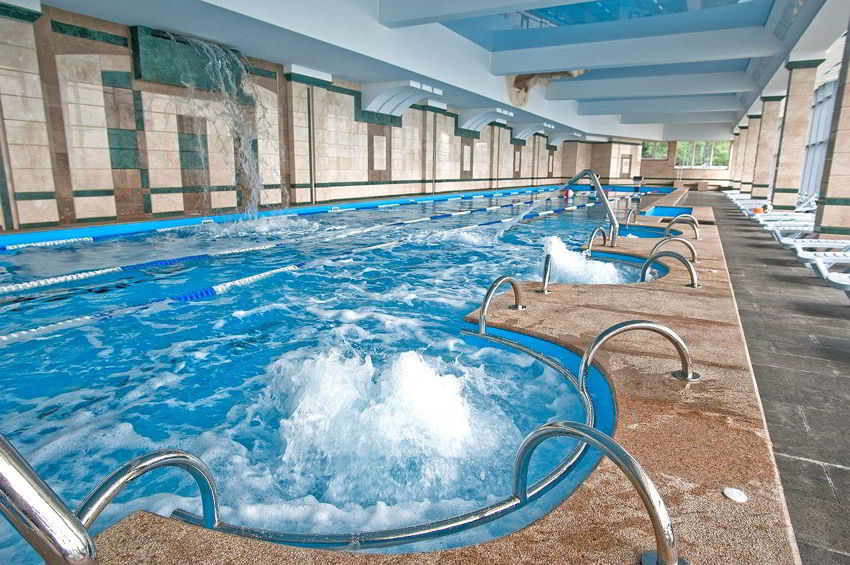 В отеле есть 50-метровый подогреваемый бассейн с морской водой на 3 дорожки, с фонтаном и отделениями для гидромассажа. Из огромных панорамных окон бассейна открывается прекрасный вид на Черное море.